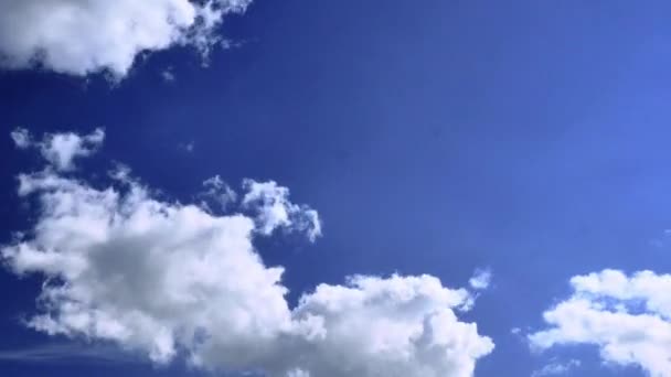 Les nuages changent de forme et passent rapidement devant. Le ciel est bleu. Bonjour. À l'aube. UHD 4K Timelapse . — Video