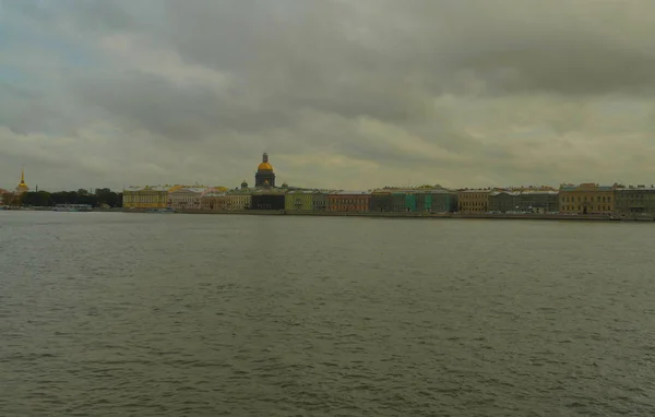 英語、聖イサアク大聖堂と海軍本部の堤防 — ストック写真