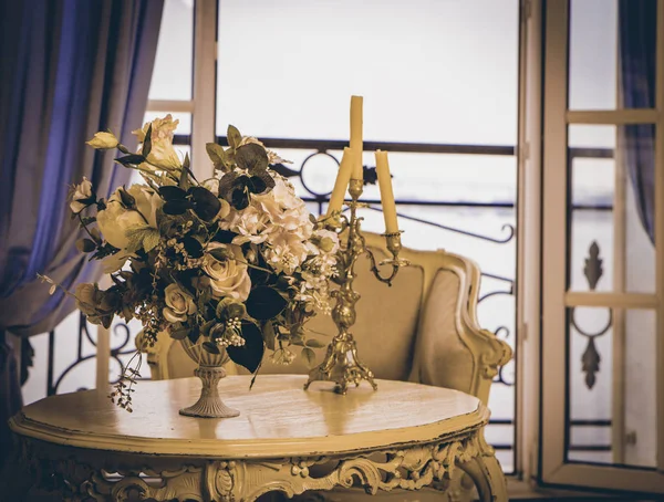 Buquê de flores em um vaso Fotografia De Stock