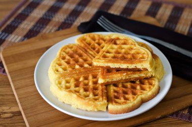 Taze ev yapımı kalp şeklinde waffle 'lar beyaz tabakta.