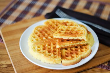 Taze ev yapımı kalp şeklinde waffle 'lar beyaz tabakta.