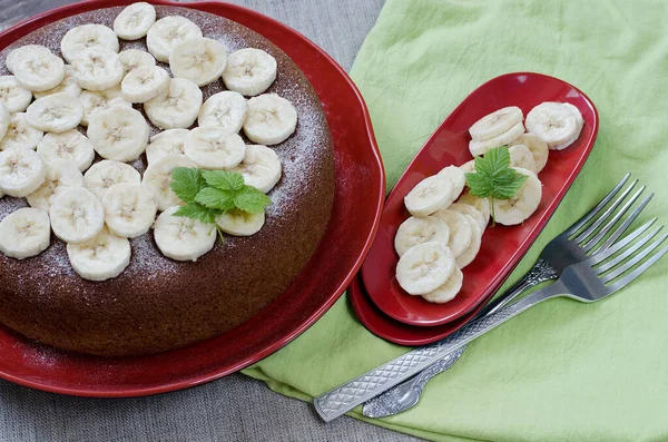 Pastel Plátano Casero Recién Horneado Plato Cerámica Marrón Fotografiado Con — Foto de Stock