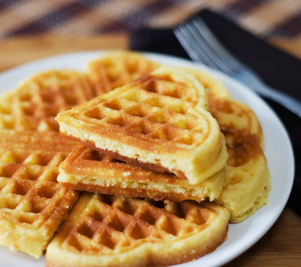 Taze Yapımı Kalp Şeklinde Waffle Lar Beyaz Tabakta — Stok fotoğraf