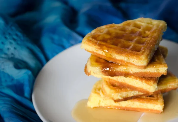 Frische Hausgemachte Herzförmige Waffeln Auf Weißem Teller — Stockfoto