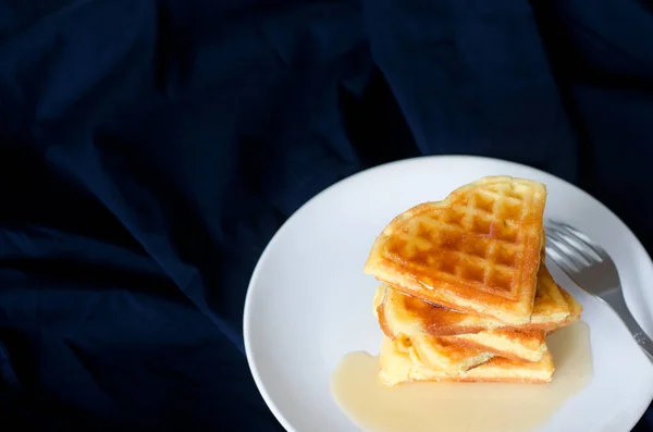 Taze Yapımı Kalp Şeklinde Waffle Lar Beyaz Tabakta — Stok fotoğraf