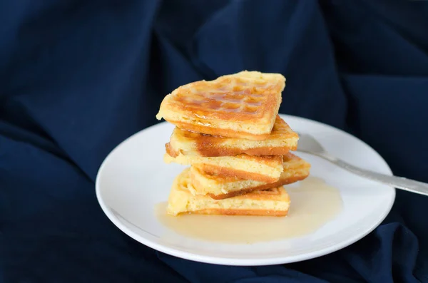 Frische Hausgemachte Herzförmige Waffeln Auf Weißem Teller — Stockfoto