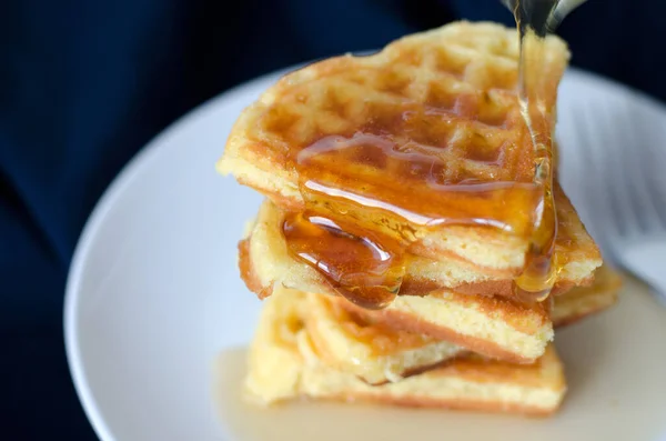 Frische Hausgemachte Herzförmige Waffeln Auf Weißem Teller Honig Auf Frischen — Stockfoto