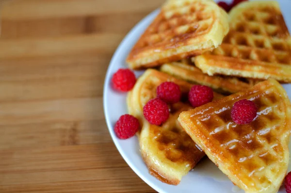 Frische Hausgemachte Herzförmige Waffeln Mit Himbeeren Auf Weißem Teller — Stockfoto