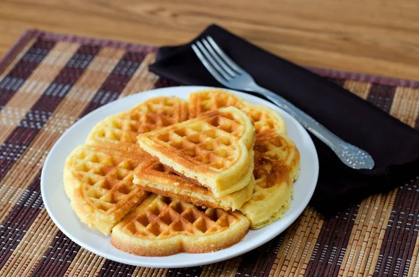 Verse Zelfgemaakte Hart Vorm Wafels Witte Plaat Stockfoto