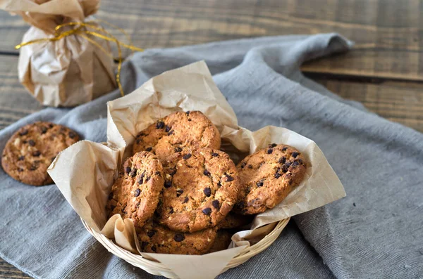 Biscoitos Aveia Com Chocolate Pergaminho Com Fita Dourada Mesa Está — Fotografia de Stock