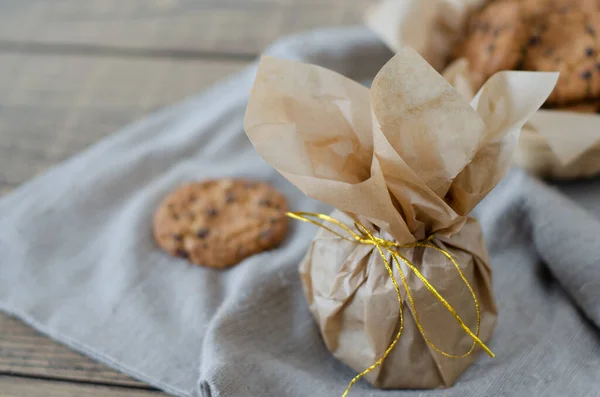 Biscuits Avoine Chocolat Papier Parchemin Avec Ruban Sur Table Trouve — Photo