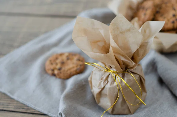 Biscoitos Aveia Com Chocolate Pergaminho Com Fita Dourada Mesa Está — Fotografia de Stock