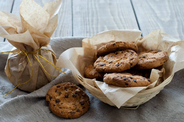 Biscoitos Aveia Com Chocolate Pergaminho Com Fita Dourada Mesa Está — Fotografia de Stock