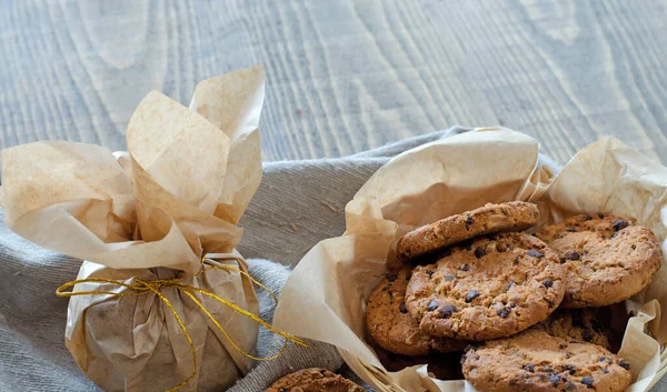 Biscoitos Aveia Com Chocolate Pergaminho Com Fita Dourada Mesa Está — Fotografia de Stock