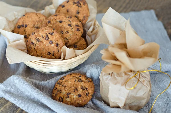 Biscoitos Aveia Com Chocolate Pergaminho Com Fita Dourada Mesa Está — Fotografia de Stock