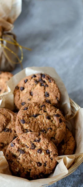 Biscoitos Aveia Com Chocolate Pergaminho Com Fita Dourada Mesa Está — Fotografia de Stock