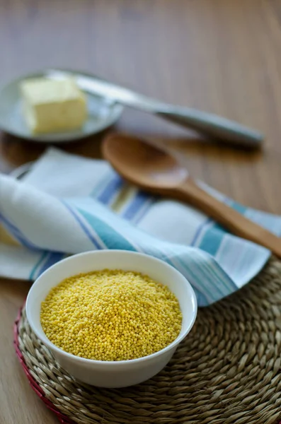 Hirsegrütze Einer Weißen Tasse Auf Einem Runden Weidentischset Und Butter — Stockfoto