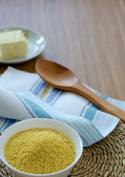 Hirsegrütze Einer Weißen Tasse Auf Einem Runden Weidentischset Und Butter — Stockfoto