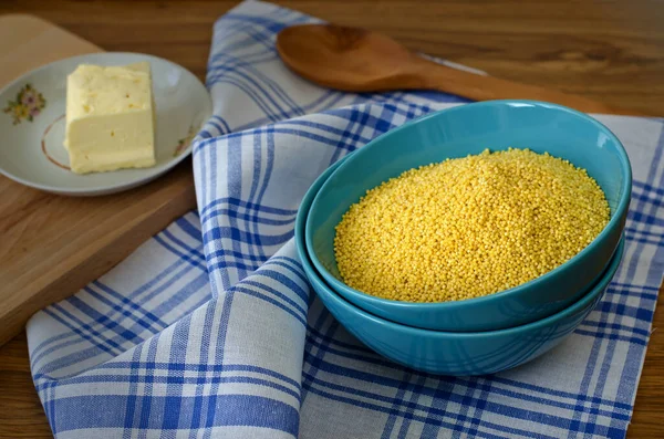 Hirsegrütze Einer Blauen Tasse Auf Serviette Und Butter Einem Teller — Stockfoto