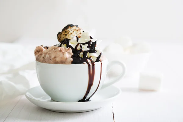 Chocolat chaud à la crème fouettée et guimauve — Photo