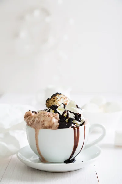 Chocolat chaud à la crème fouettée et guimauve — Photo