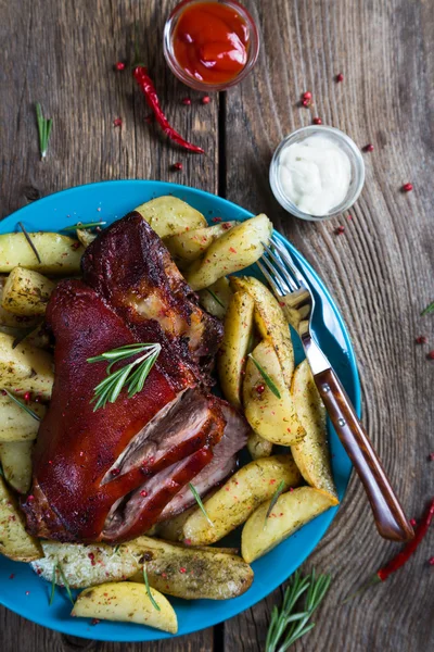 Pork knuckle with baked potatoes — Stock Photo, Image