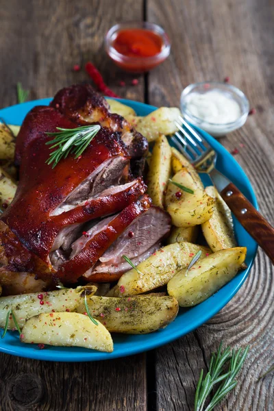 Schweinshaxen mit Bratkartoffeln — Stockfoto