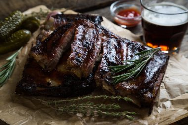 Karanlık bira ile ızgara kaburga