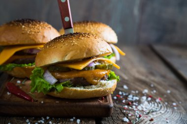 Hamburger ahşap bir masa üzerinde