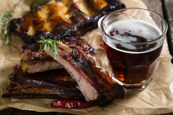 Grilled ribs with dark beer — Stock Photo, Image