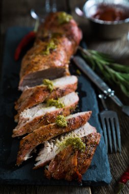 Otlar ve kırmızı şarap ile Kızartma domuz eti bonfile