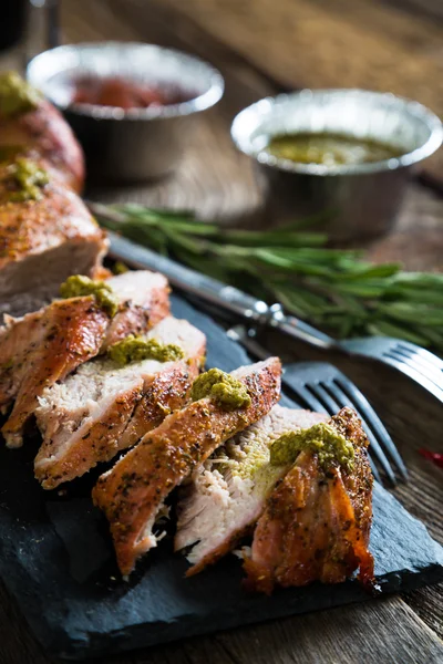 Solomillo de cerdo asado con hierbas y vino tinto — Foto de Stock