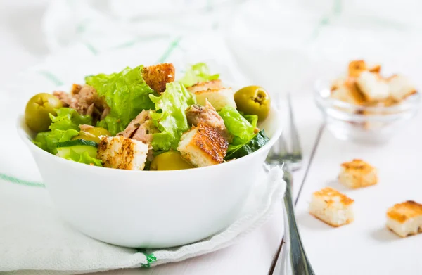 Zeytin ve kruton taze ton balığı salatası — Stok fotoğraf