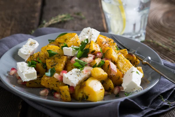 Kızarmış patates, beyaz peynir ve nar salatası