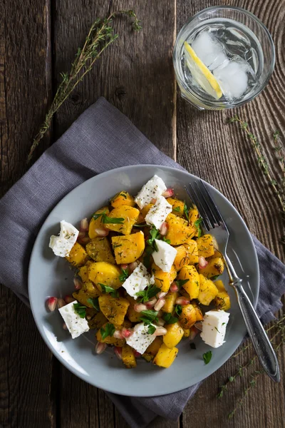 Kızarmış patates, beyaz peynir ve nar salatası