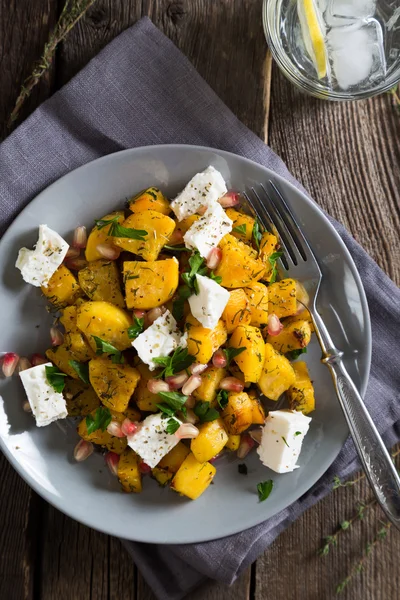 Kızarmış patates, beyaz peynir ve nar salatası