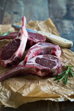 Tablo üzerinde ham kuzu kaburga