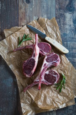 Tablo üzerinde ham kuzu kaburga