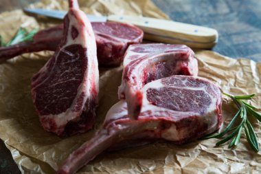 Tablo üzerinde ham kuzu kaburga