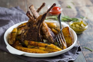 Patates ile ızgara kuzu biftek