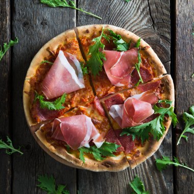 Pizza jambon ve roka ile