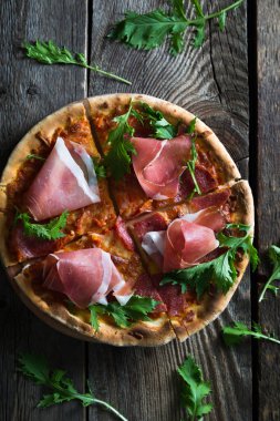 Pizza jambon ve roka ile