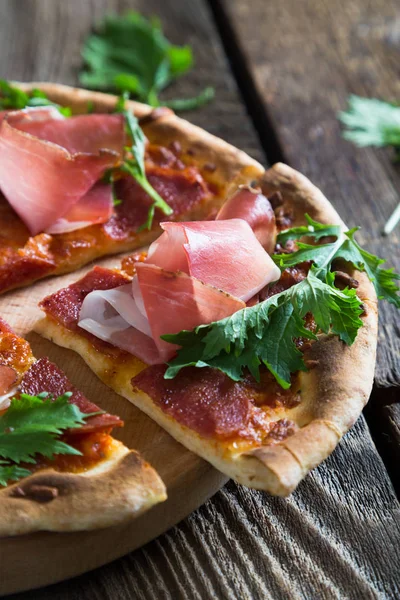 Pizza con jamón y rúcula —  Fotos de Stock