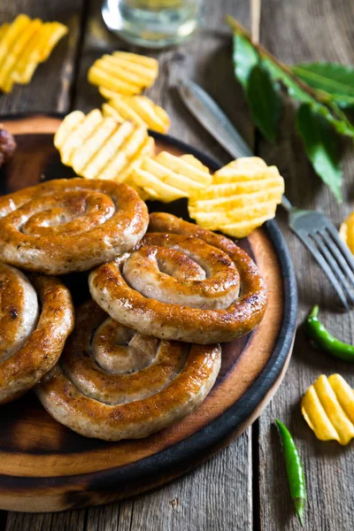 Grillwürste, Kartoffelchips und Bier — Stockfoto