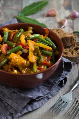 Sebzeli tavuk güveç