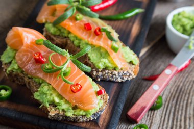 Bütün tahıl ekmeği avokado Yapıştır ve somon ile