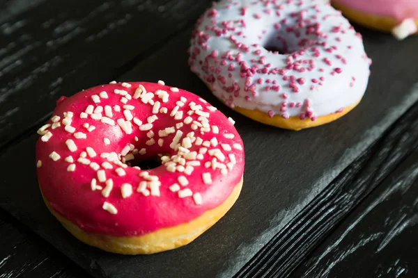 Drei bunte Donuts — Stockfoto