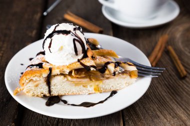 Pasta elma ve dondurma ile