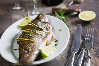 Fırında Alabalık kireç ve beyaz şarap ile