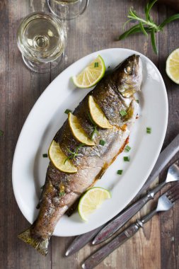 Fırında Alabalık kireç ve beyaz şarap ile